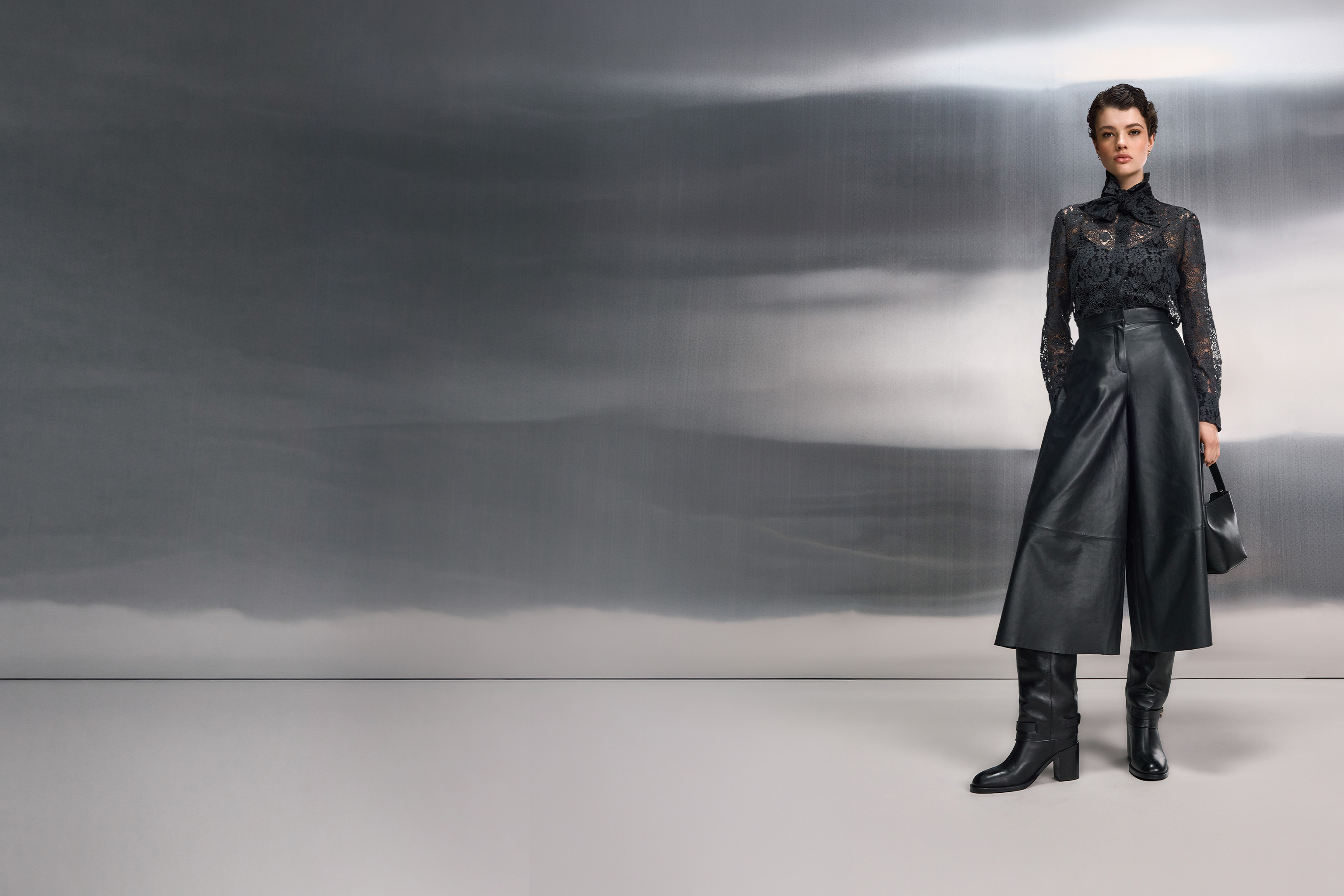 Spitzenoberteil, schwarzes Blusenoberteil, Lederrock, weite Beine Hose, Stiefel bis zum Knie