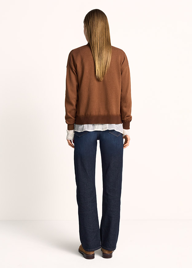 brauner pullover, cardigan, langarm, schichtlook, jeans