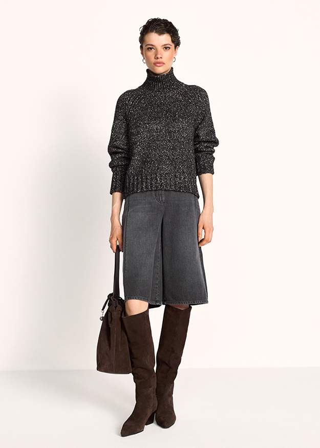 turtleneck-sweater, knit-sweater, dunkelgrau, mid-length-shorts, knie-hohe-stiefel