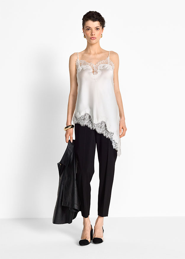Spaghetti-Träger, Spitzenborten, asymmetrischer Saum, Satin-Top, Schwarz-Weiß-Kontrast