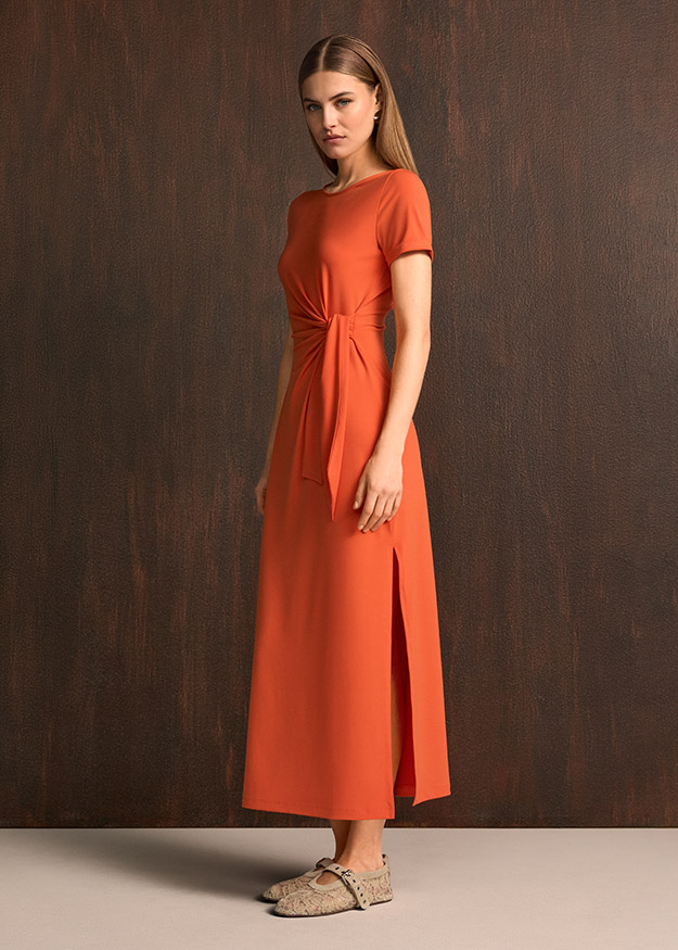 maxi Kleid, orangefarbiges Kleid, Taillengürtel, kurze Ärmel, Schlitz
