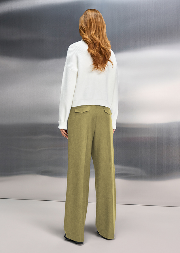 weißer Sweatshirt, weite Hose, weite Legere Hose, olivgrün, Straight Leg