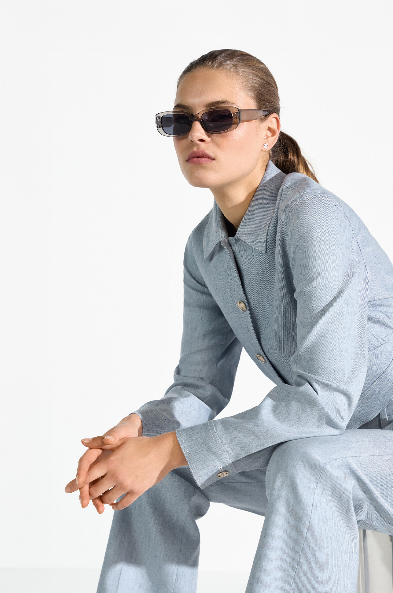 Sonnenbrille, Kostüm, Blaugrau, Lederimitat, Hose, Sonnenbrille, Sakko, Hose, Lichtblau, Denim, Sonnenbrille, Schnittiges Outfit, Lichtblaues Hemd, Hose, Elegant, Sonnenbrille, Leinenanzug, hellblau, Knöpfe, formeller Stil, Sonnenbrille, rechteckig, braun