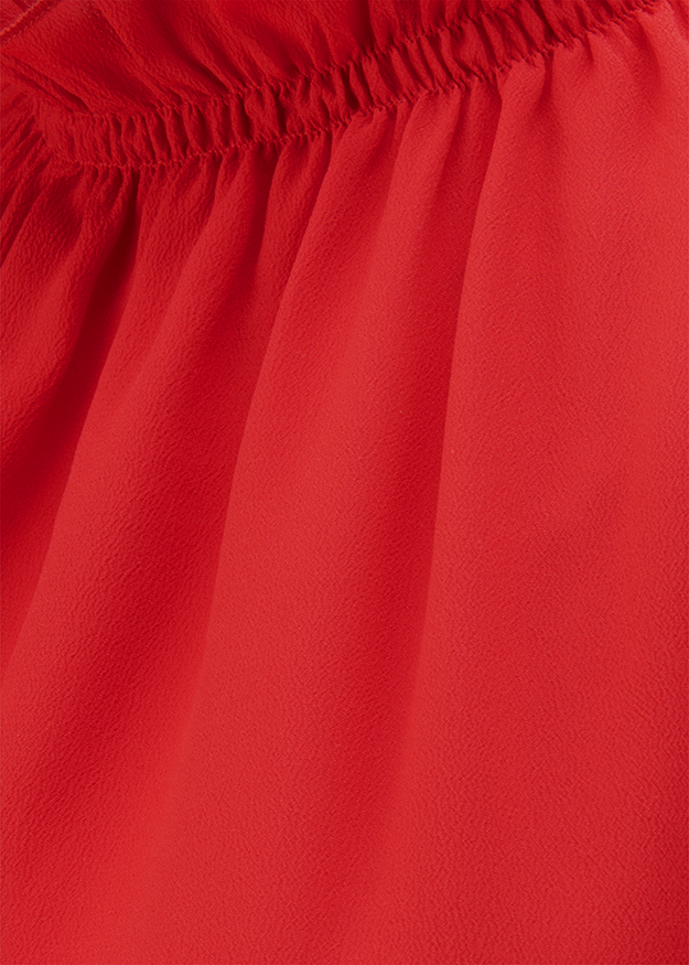 roter Stoff, elastischer Bund, geraftes Detail, gewebte Textur
