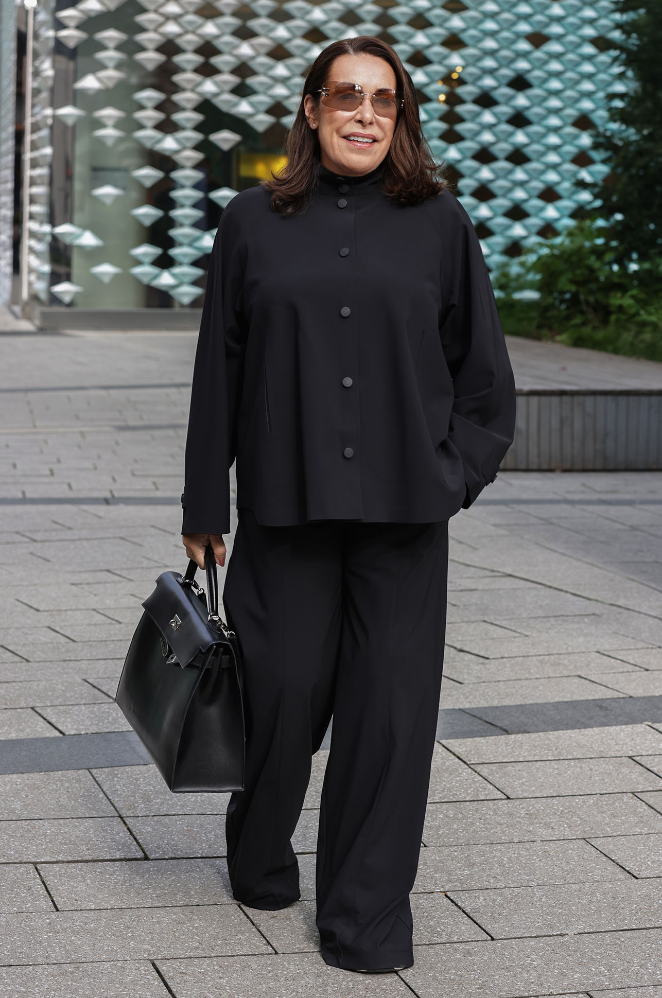 outfit, schwarzes outfit, weite hose, jacke mit knöpfen, sonnenbrille