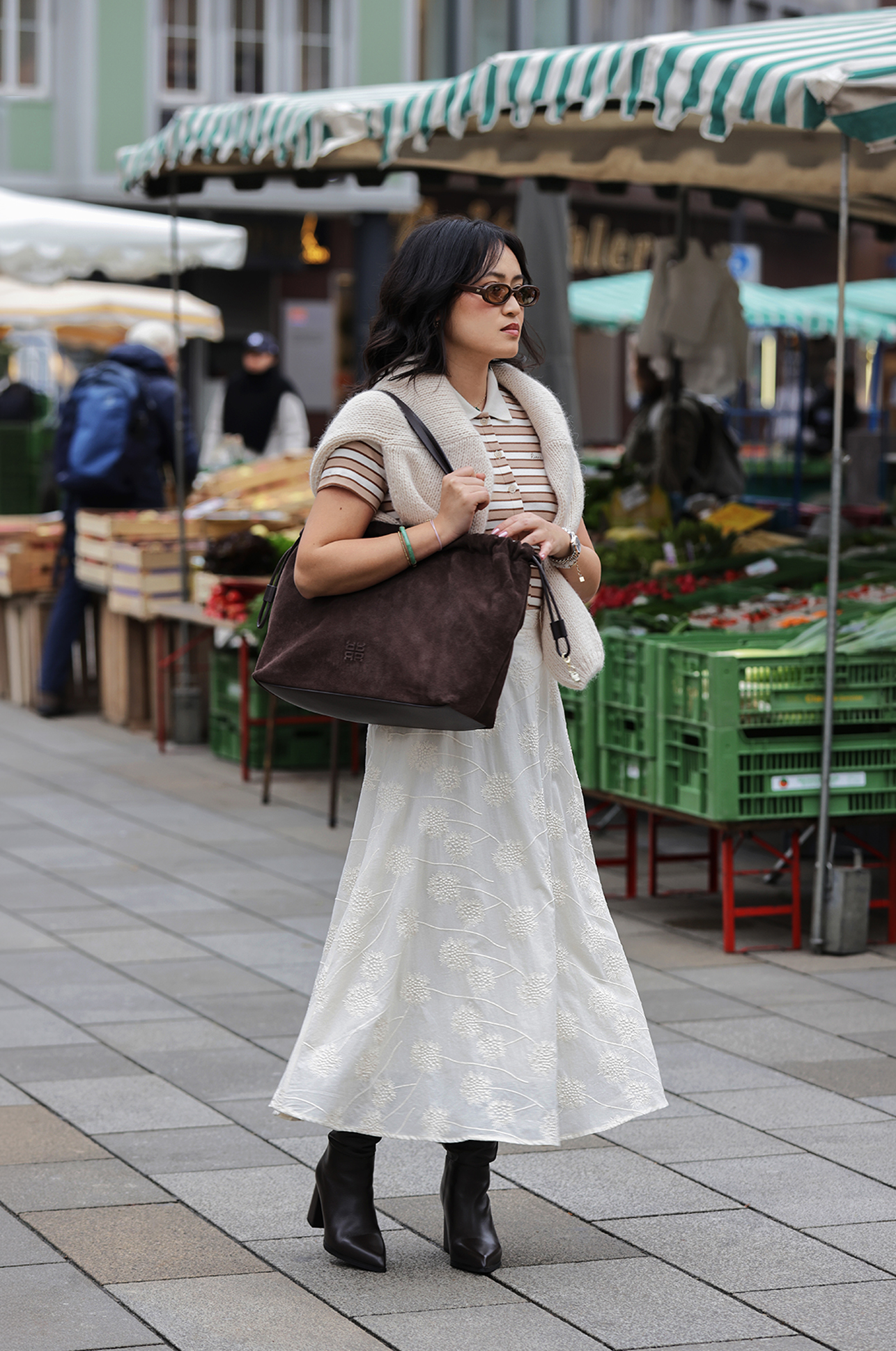 Damenoutfit, Stadtlook, Mantel-Schal-Kombination, Strickshirt, Schwarze Stiefel