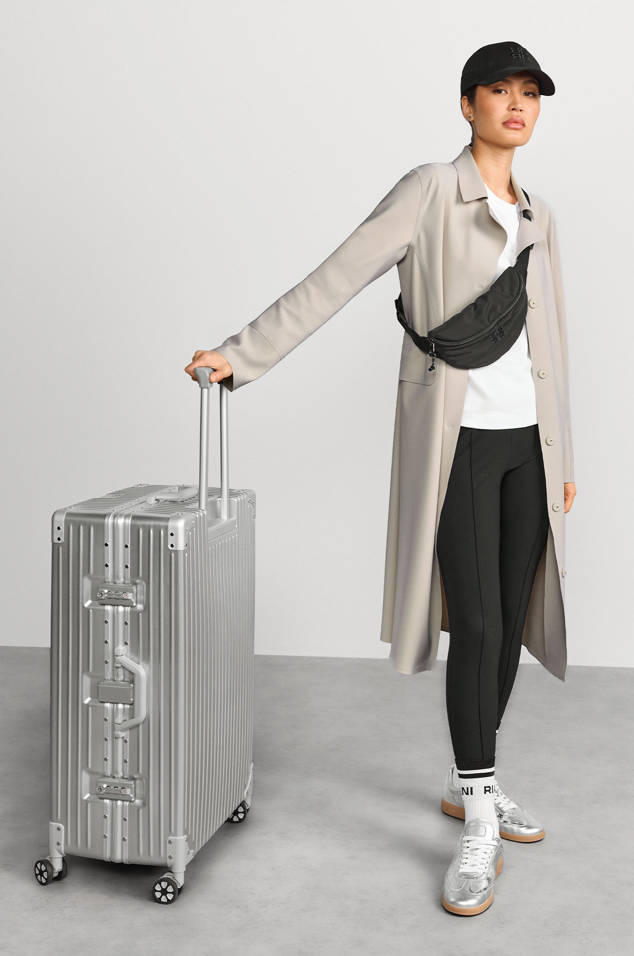 Reisetasche, Koffer, Gepäck, Metall, Tasche, Koffer, Reisetasche, rollbar, Metallic, Gürteltasche, reisedreiteil, gleitkoffer, koffer, silberner koffer, trenchcoat, gürteltasche, cap, sportliche schuhe, jacke, mantel, mantelkleid, reisekoffer, tasche