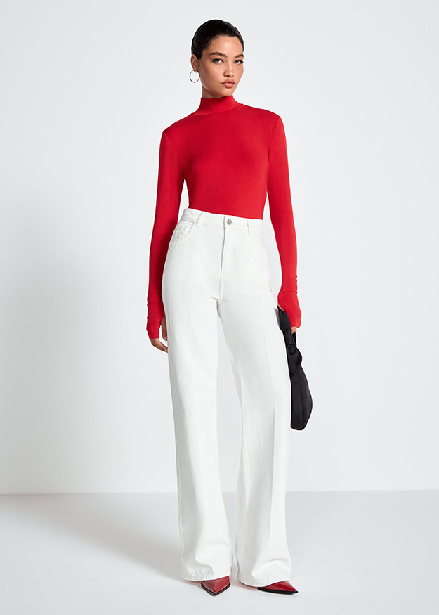 Roter Rollkragenpullover, Langarmtop, Rotes Oberteil, Weiße weite Hose, Hemd/Weite Hose