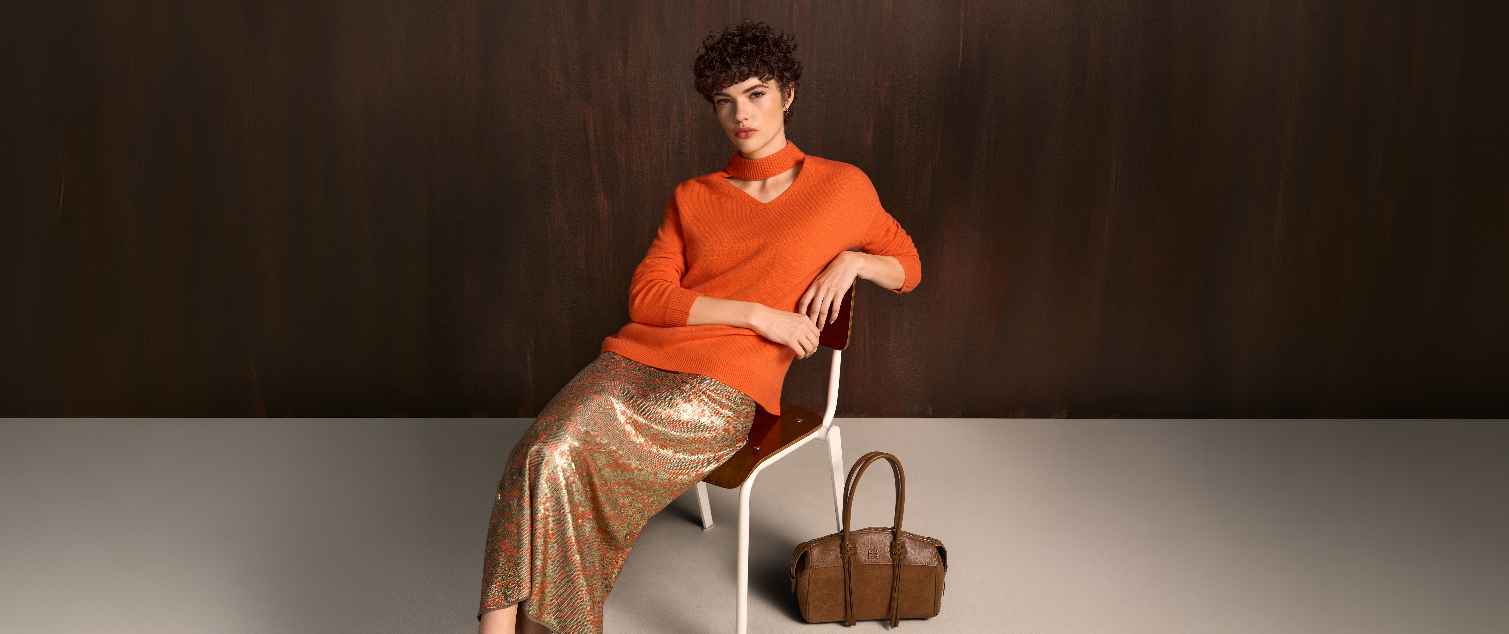 orange Pullover, V-Ausschnitt Strick, langen Rock, metallischer Muster, braune Tasche
