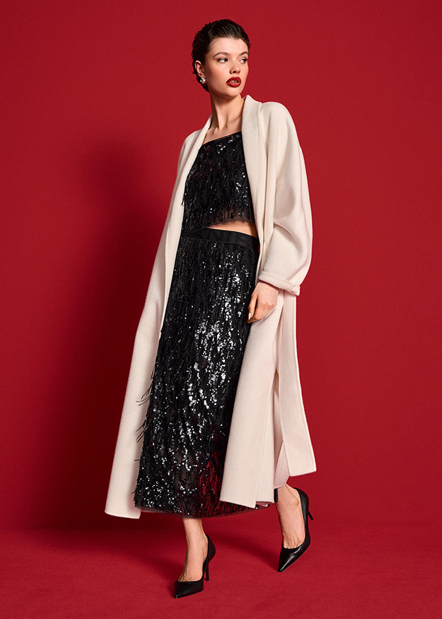 Langer Mantel, Paillettentop, Paillettenrock, Schwarze Pumps, Cremefarben