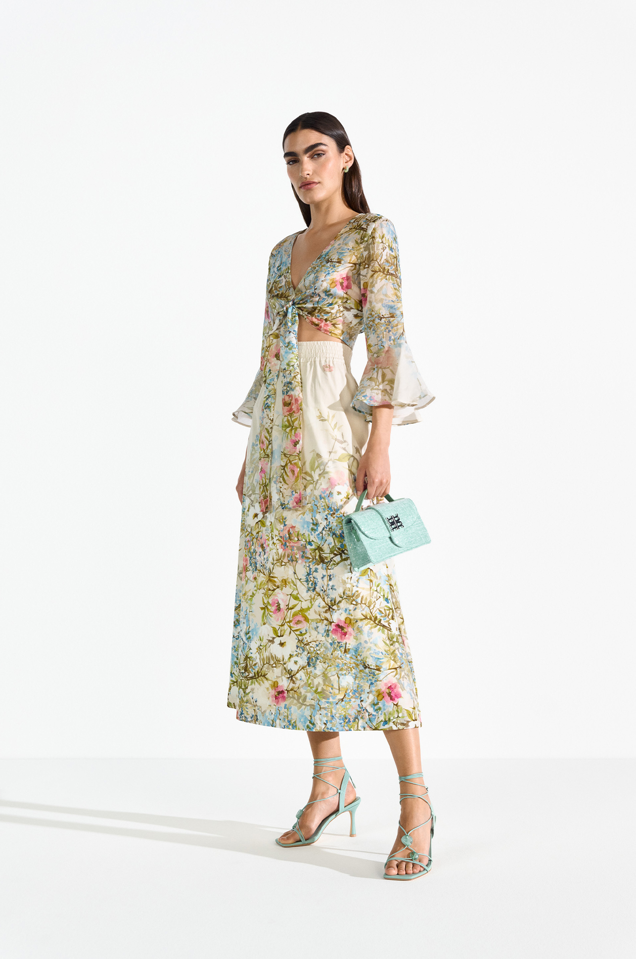 Kleid, Blumenmuster, V-Ausschnitt, Knopf-Front, Rüschenärmeln, Floral Kleid, Umhangkleid, Langes Kleid, Pastellblumen, Chiffonärmel, florale robe, Wickel-Rock?, Mittel-länge, lange Ärmel, Pastellfarben, Floral dress, Maxi dress, V-Ausschnitt, Knotenknoten