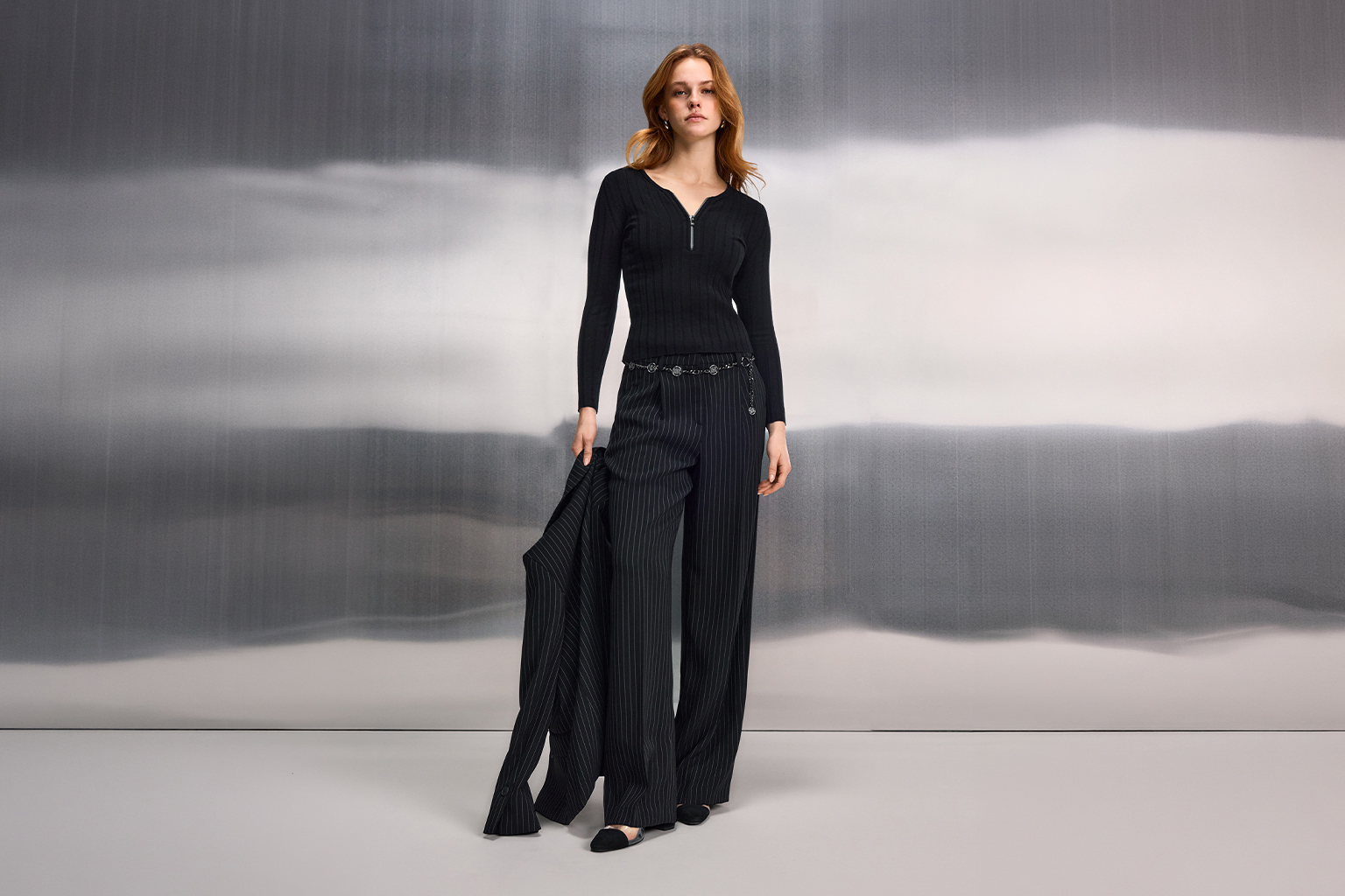 Schwarz, Rippstrick, Henley-Top, Streifenhose, Kette