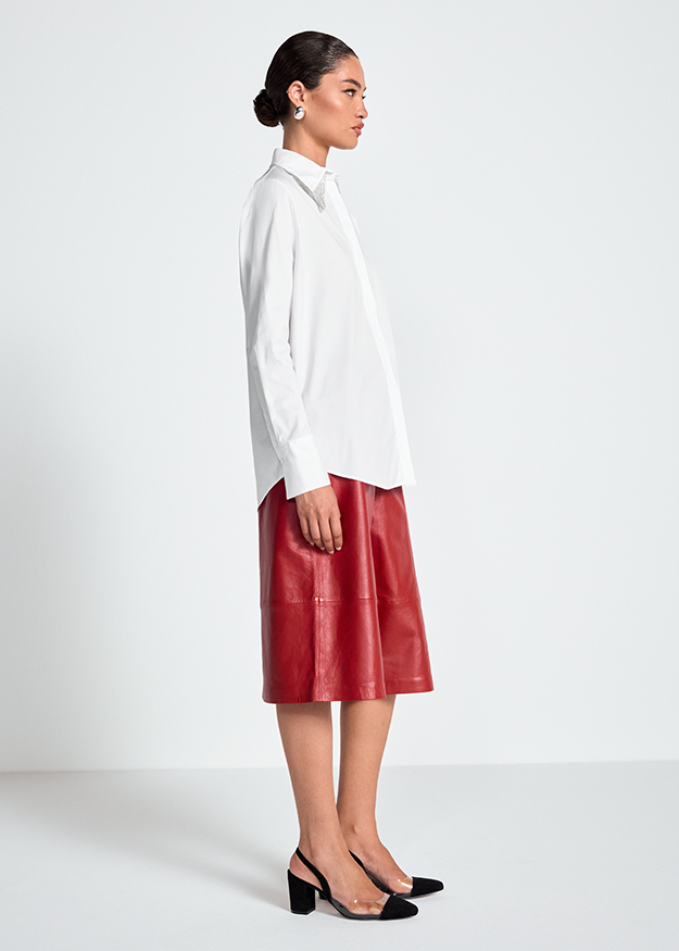 Roter Lederrock, Midirock, Weiße Bluse, Langarmbluse, Schwarze Pumps