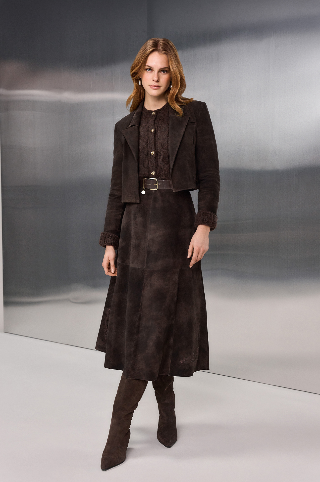 lederoutfit, braun, mantel, stiefel, kette
