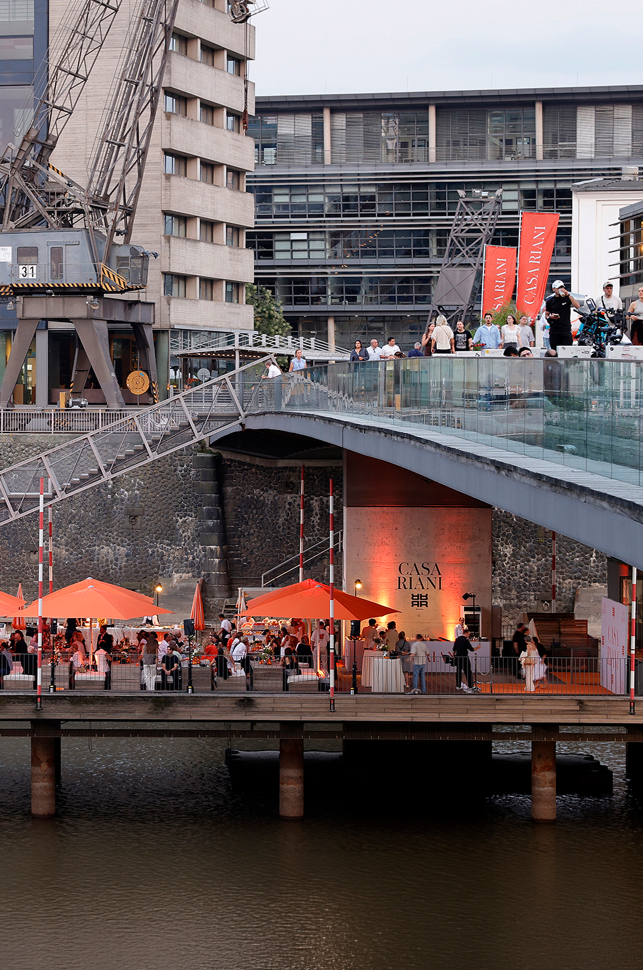 Dock, Brücke, ungelegte Outdoor-Café, orangefarbene Schirme, Veranstaltungsort
