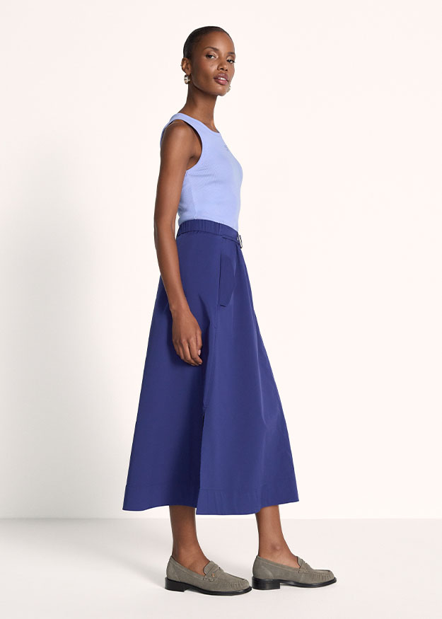tank top, blaues Top, midikilt, weite Rock, Loafer
