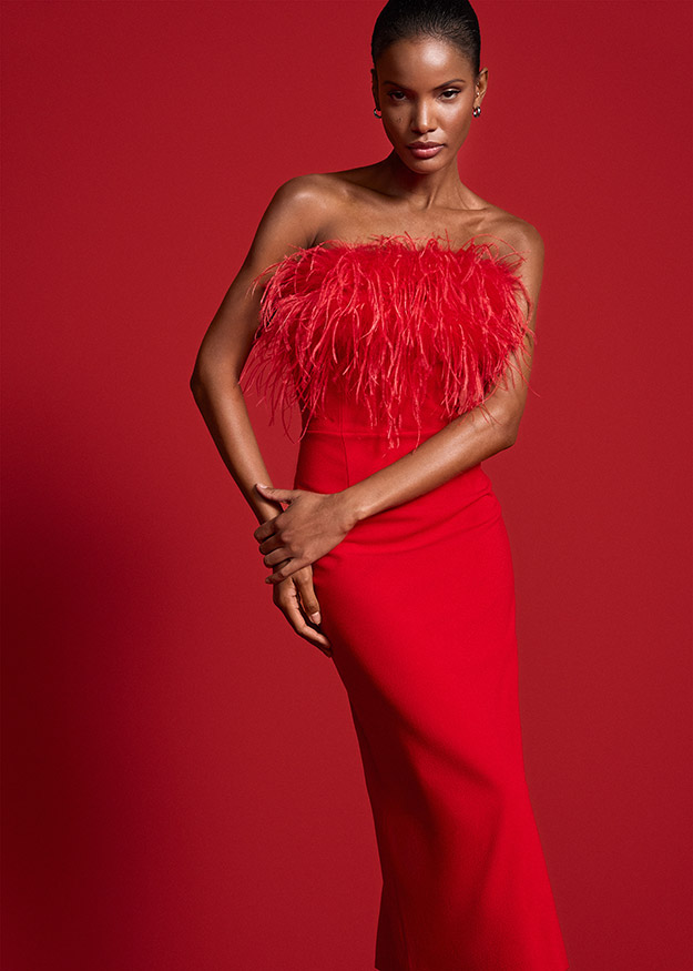 Abendkleid,  trägerlos, rote Farbe, Federbesatz, Maxilänge