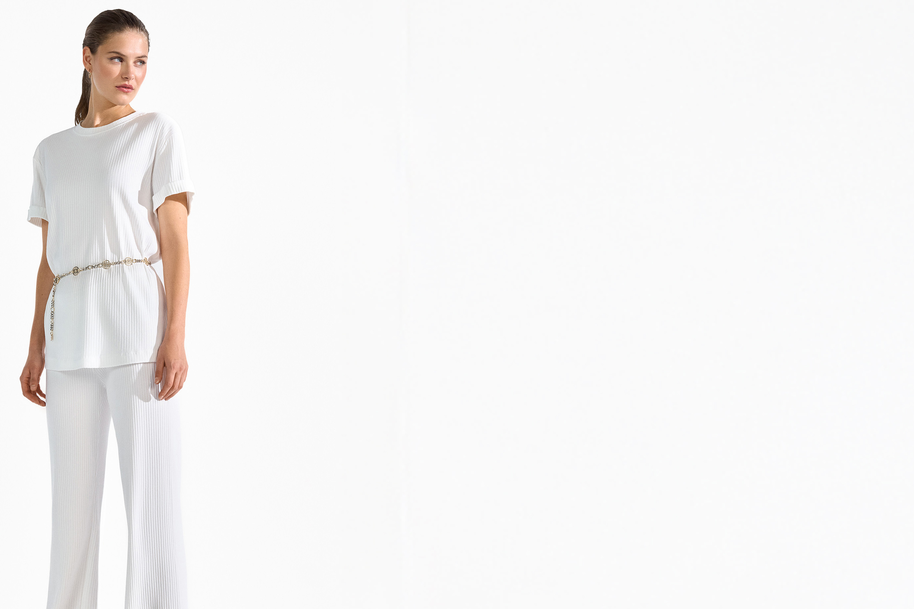 weiße Kleidung, Tunika, Gürtelkette, weite Hose, Rippstrick