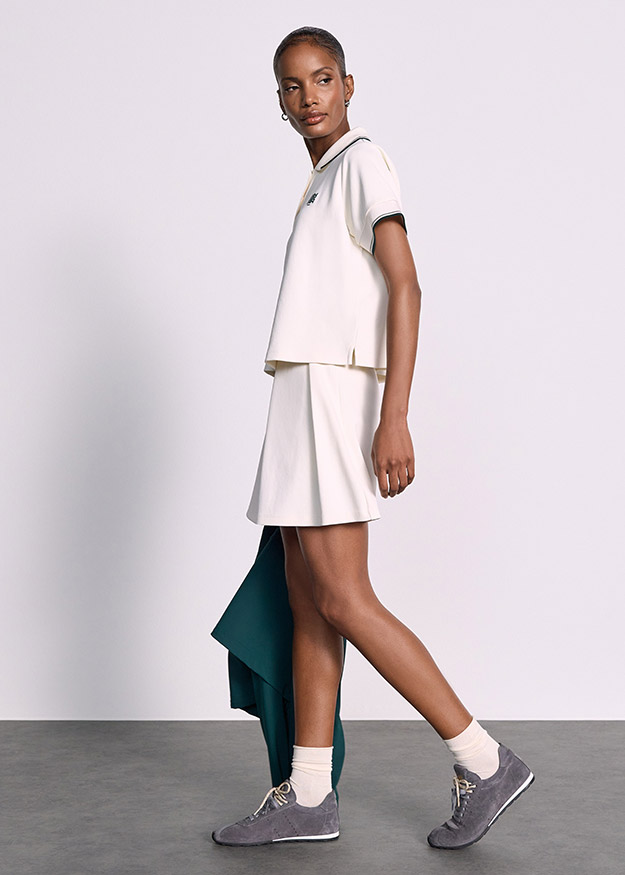 Polo-Shirt, Shorts, Weiß, Kunstleder-Sneaker, Asymmetrischer Stoff