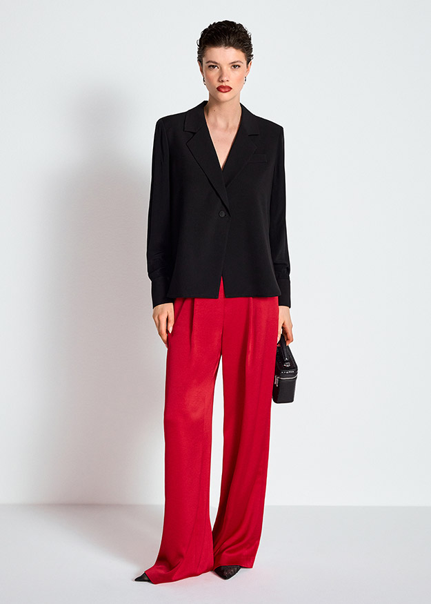 schwarzer Blazer, Reverskragen, Ein-Knopf-Verschluss, rote Stoffhose, weite Hosenbeine