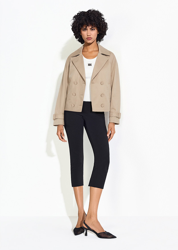 Trench, Beige-Jacke, Gekürzte Jacke, schwarze Leggings, Mini-Heels