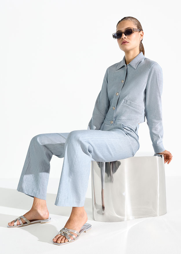 Lichtblaues Jackett, Lichtblaue Hose, Sets-Ärmelweite, Metallic-Sandalen, Sonnenbrille