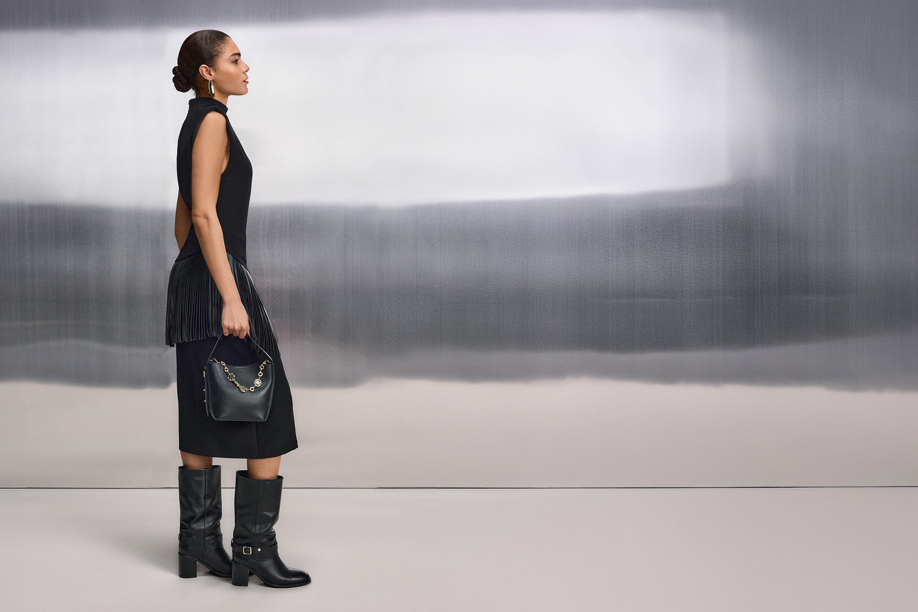 Damenoutfit, Schwarz, Kleid-Top-Kombination, Stiefel, Tasche