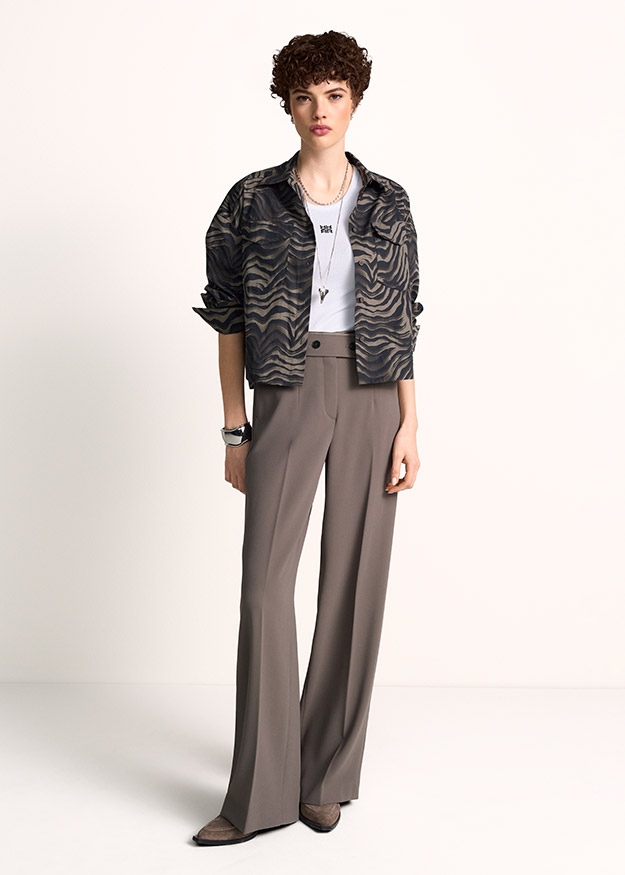 jacke, bluse, hose, zebra muster, halskette