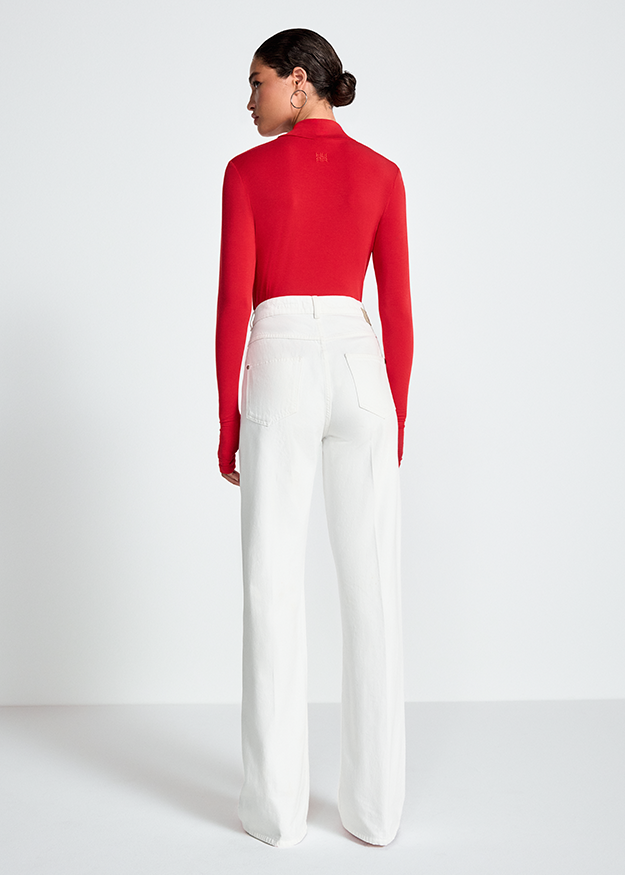 rote Langarm-Turtneck, weiße Hose, High-Waist, Weiß-Jeans, outfitset