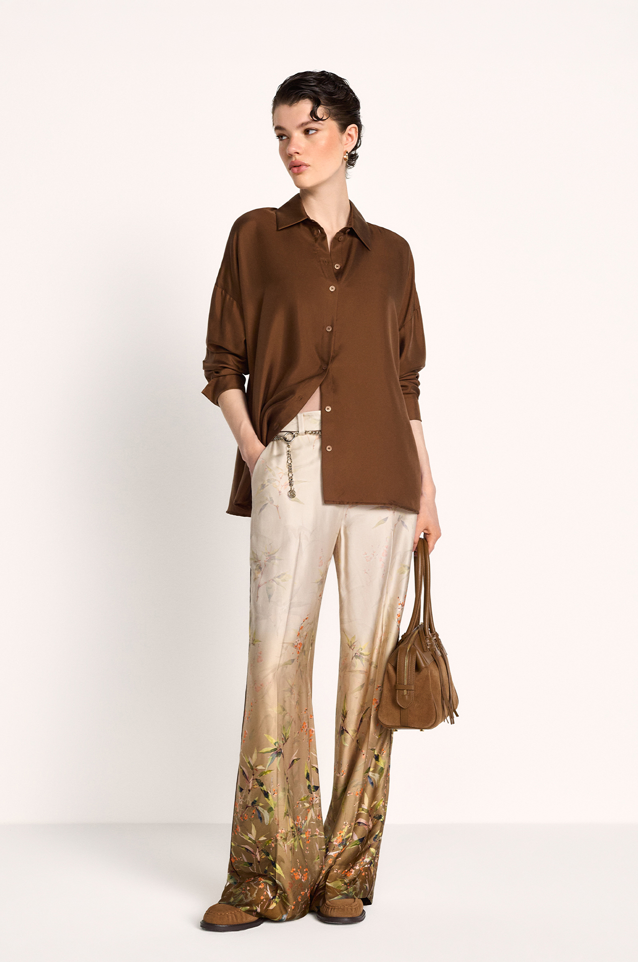 Oversized shirt, Braunes Bluse, weite Hosen, weite Bein Hose, Blumenmuster Hose, braune Tasche, Knopfdown, Silk?, glatte Stoffe, casual chic