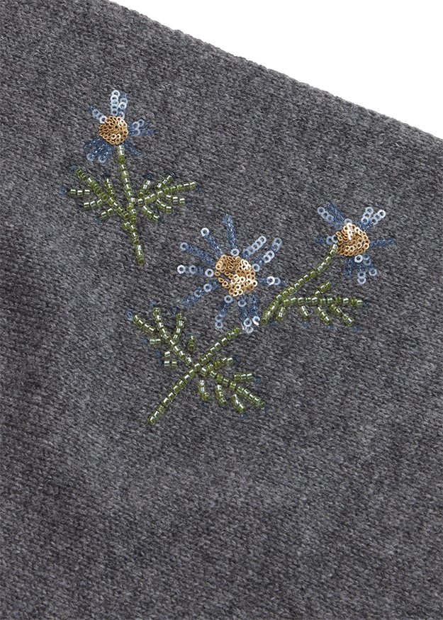 sequin embroidery, floral motif, grauer Stoff, verziert, Strickstruktur