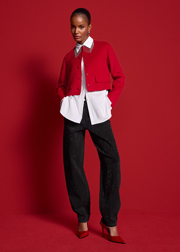 rot cardigan, weißes hemd, schwarze hose, rote absätze, kragenstrickjacke