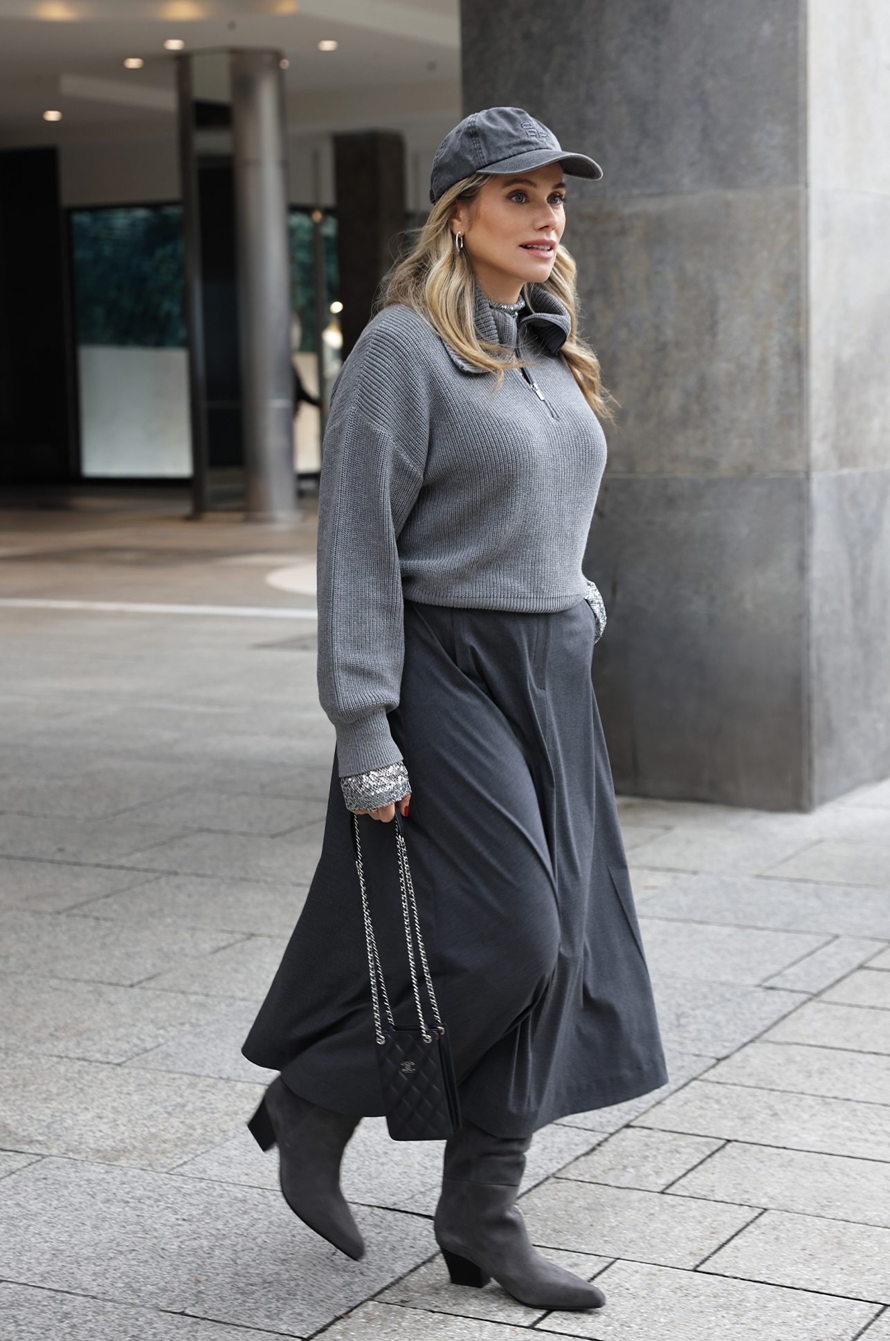 grau pullover, knit sweater, langes rock, grauer kapuzenpulli, cap, handtasche, knöchelstiefel, casual streetwear