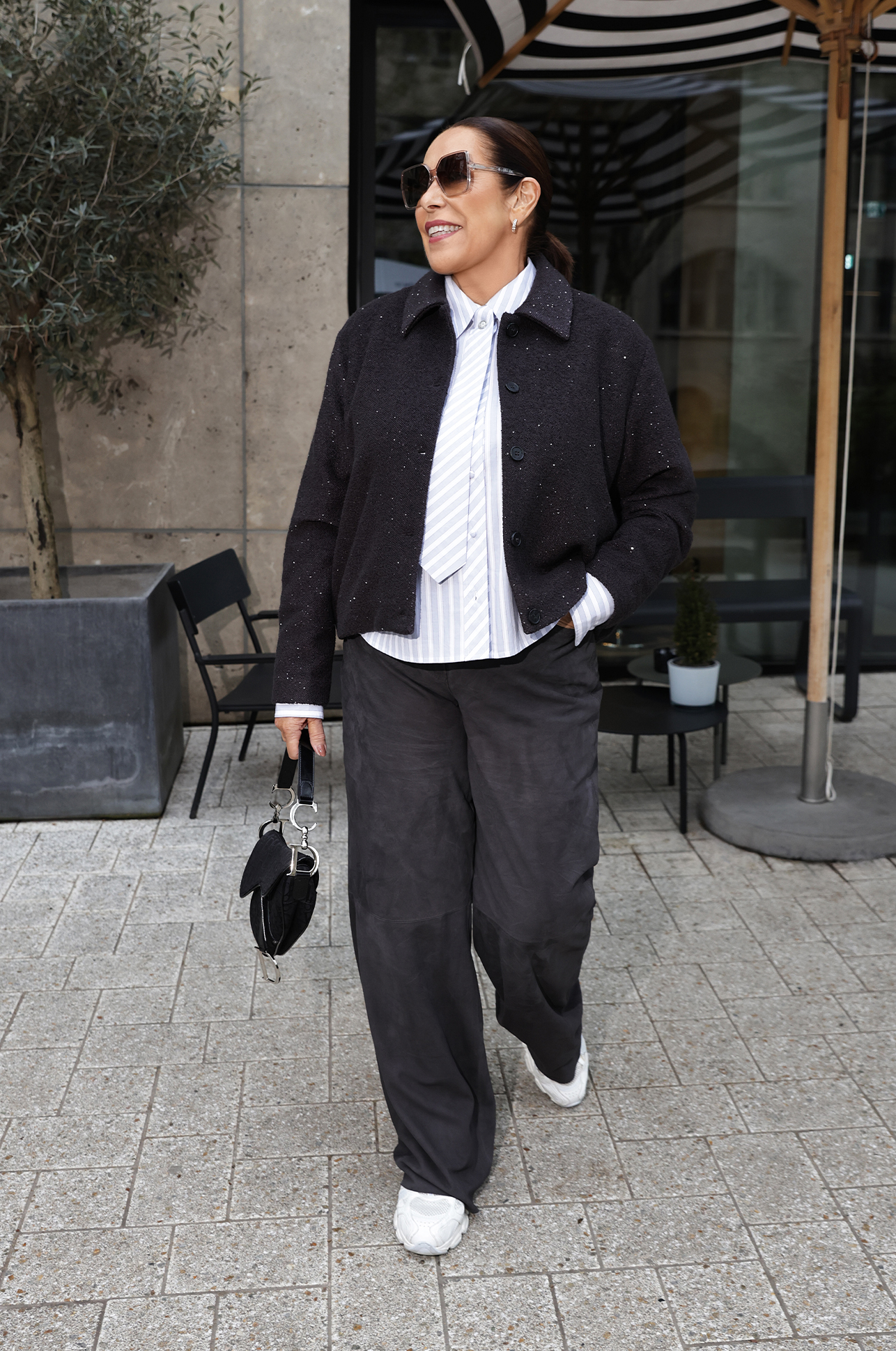 Jacke, Cardigan, gestreiftes Hemd, weite Hose, Sonnenbrille