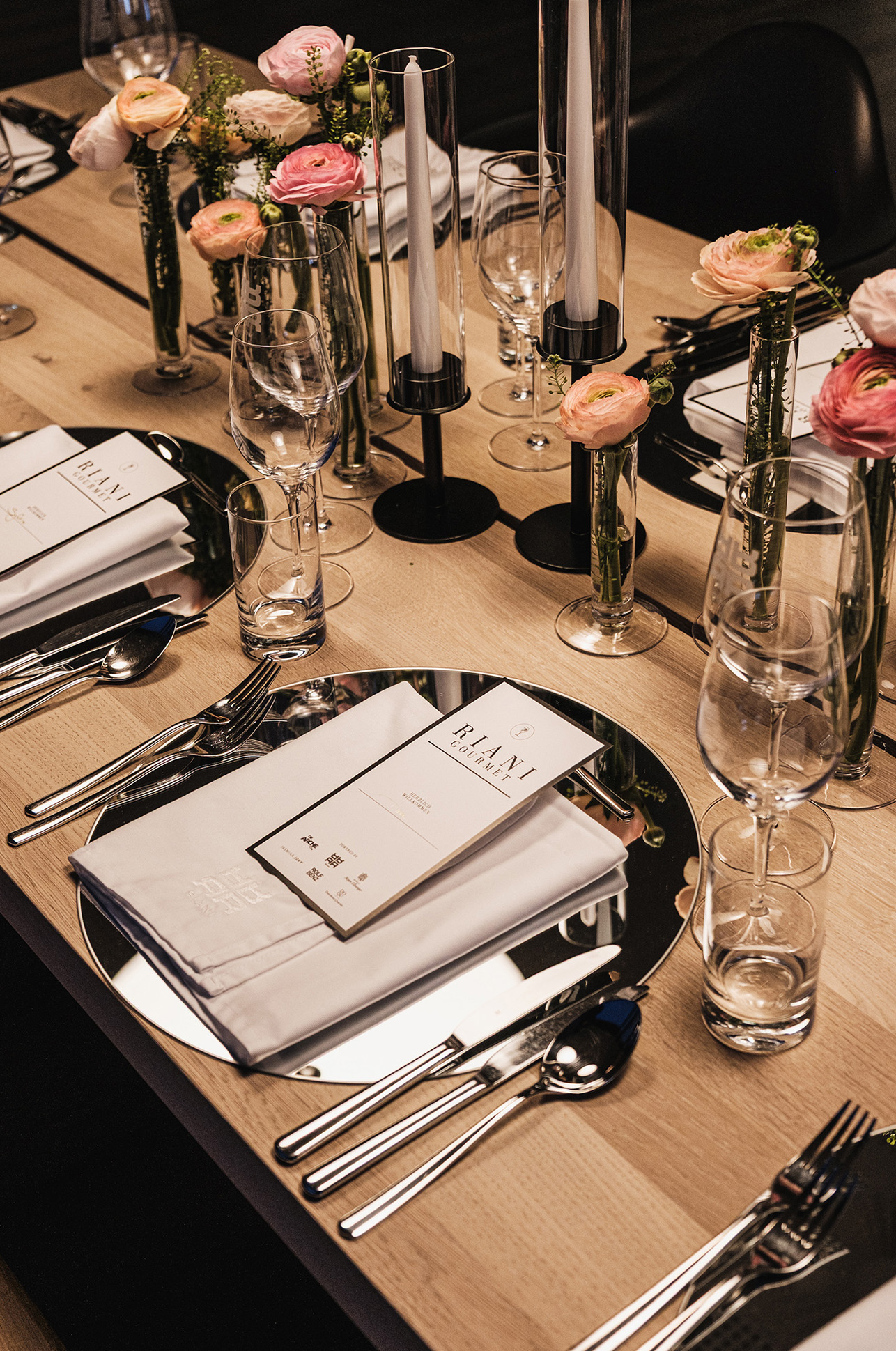 Tischdeko, Blumen, Kerzen, Tischplatte, Gedeck, Tischdekoration, Blumen, Tischplatte, Wein-Glas, Kerzenständer