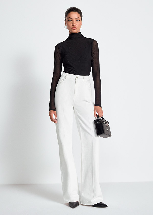 Schwarzes Rollkragentop, Transparente Ärmel, Langarmshirt, Weiße Stoffhose, Weites Bein