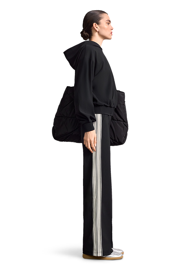  Hoodie, Puffer bag, Schwarze Hose, Seitliche Streifen, Kapuzensweatshirt