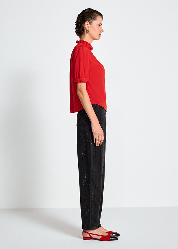 rote Bluse, Rüschenkragen, Puffärmel, schwarze Hose, Loafer