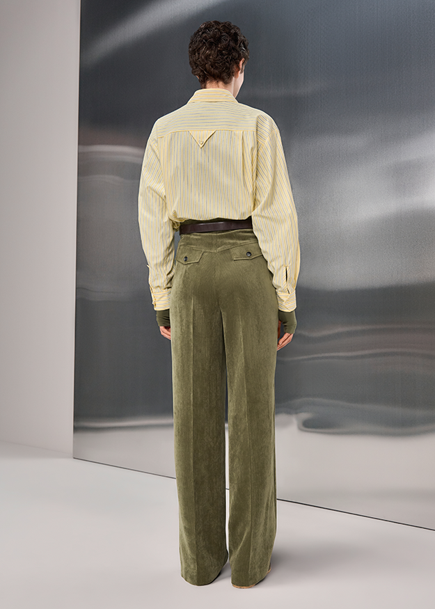 Streifen, Rückenansicht, gelbes_Shirt, olivgrüne_Hose, weite_Beine