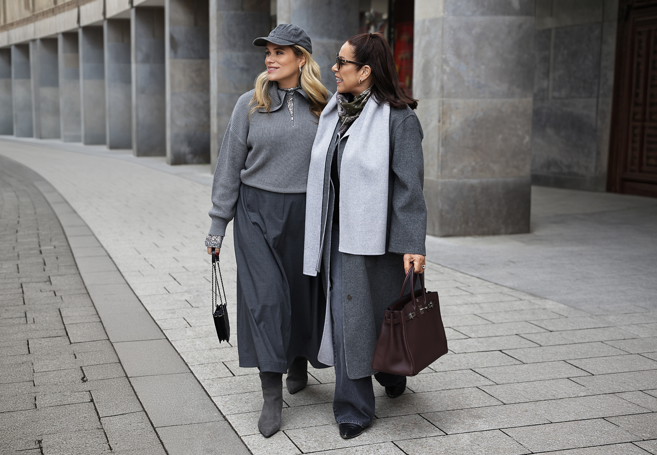 outdoor street, graue outfits, weite hose, stiefeletten, handtasche