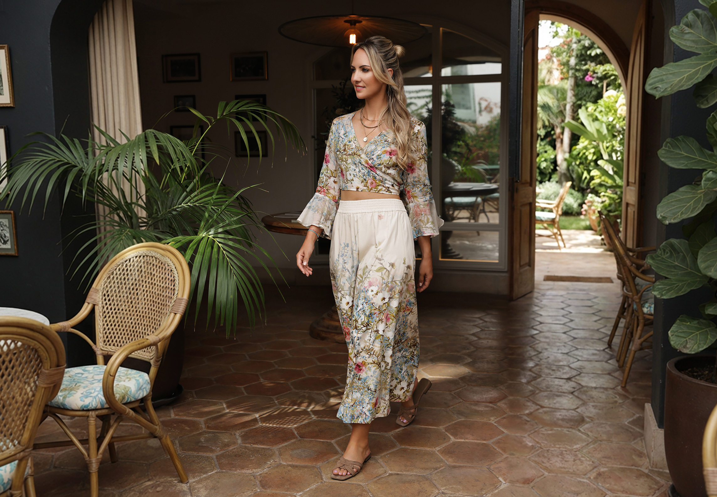 Hosenrock, Blumenmuster, Floral, Weißer Grund, Sommeroutfit, maxi-Kleid, Blumenmuster, Wickeloberteil, weite Hose, Strandoutfit, blumenmuster, überwurfoberteil, weite hose, beige sandalen, tropischer print, Pareo, Floral, Hose, Sommeroutfit, Sandalen, Kle