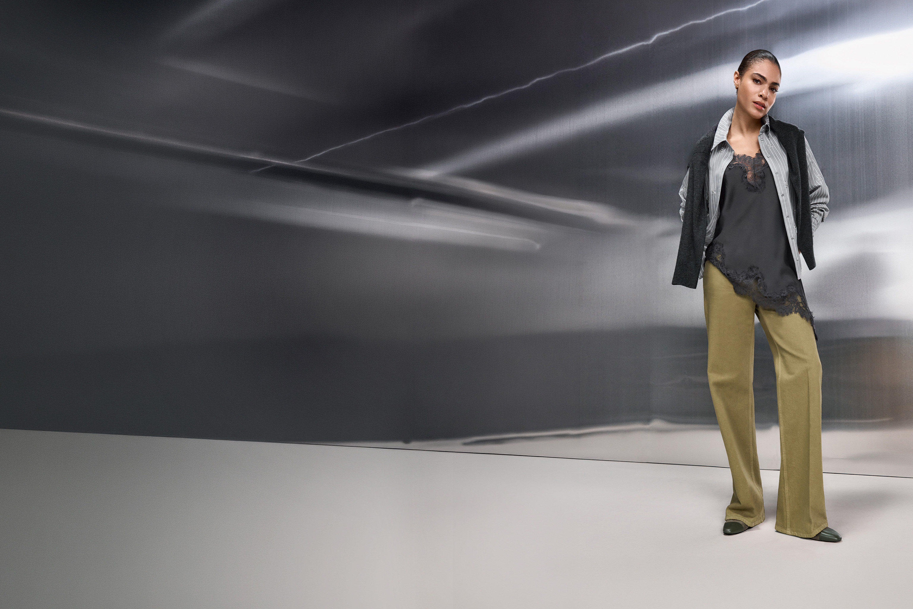 Damenoutfit, Laufscher, Lace detailing, grau, Hose?