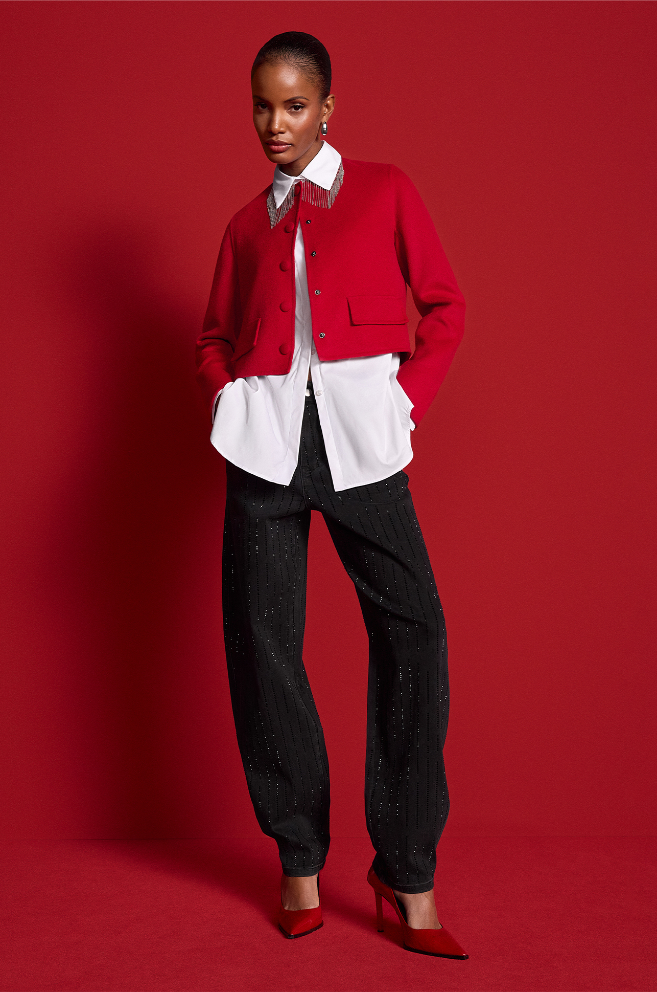Rote Jacke, Weiße Bluse, Schwarze Stoffhose, Nadelstreifen, Pumps