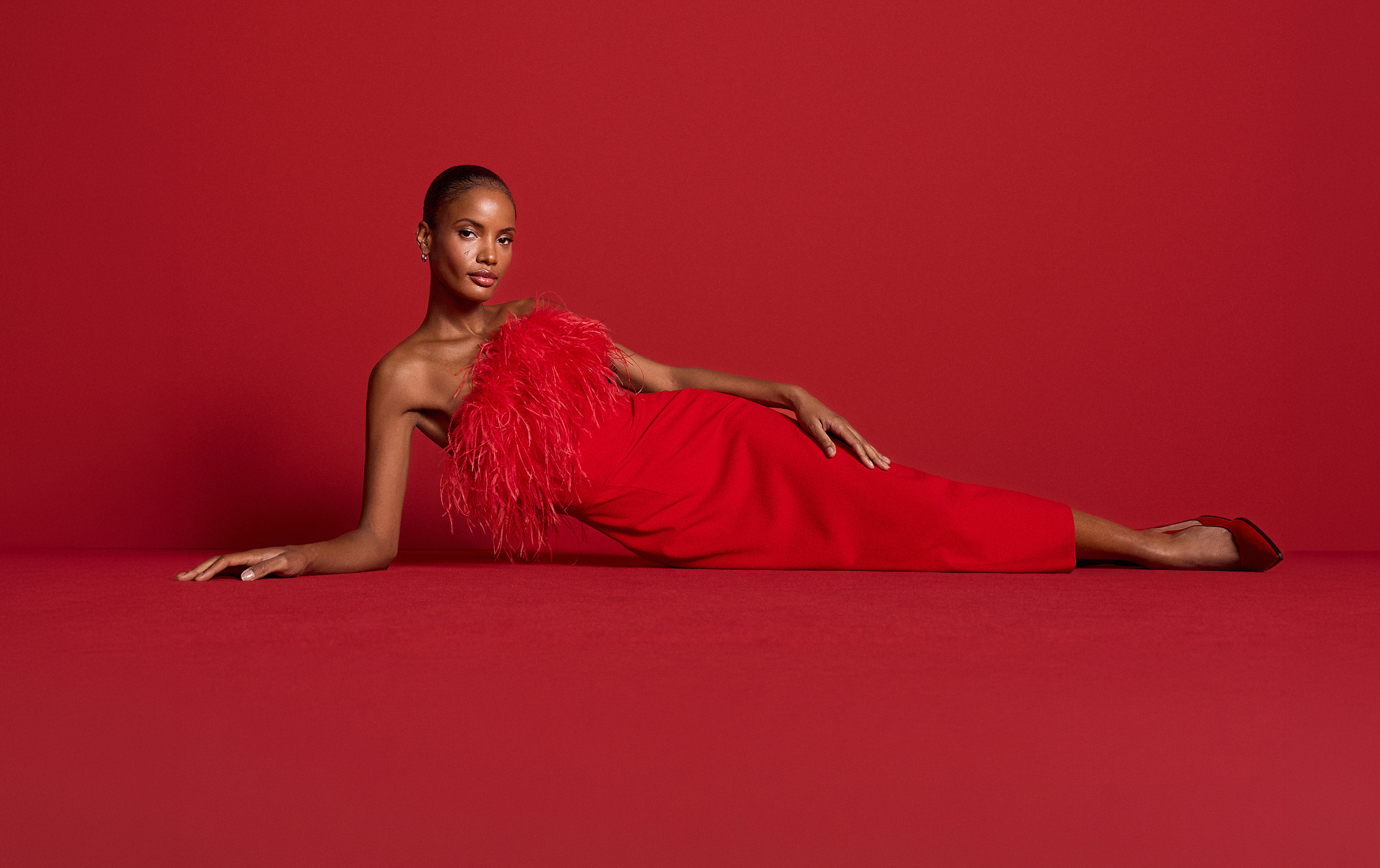 rotes Abendkleid, One-Shoulder-Kleid, Federbesatz, langes Kleid