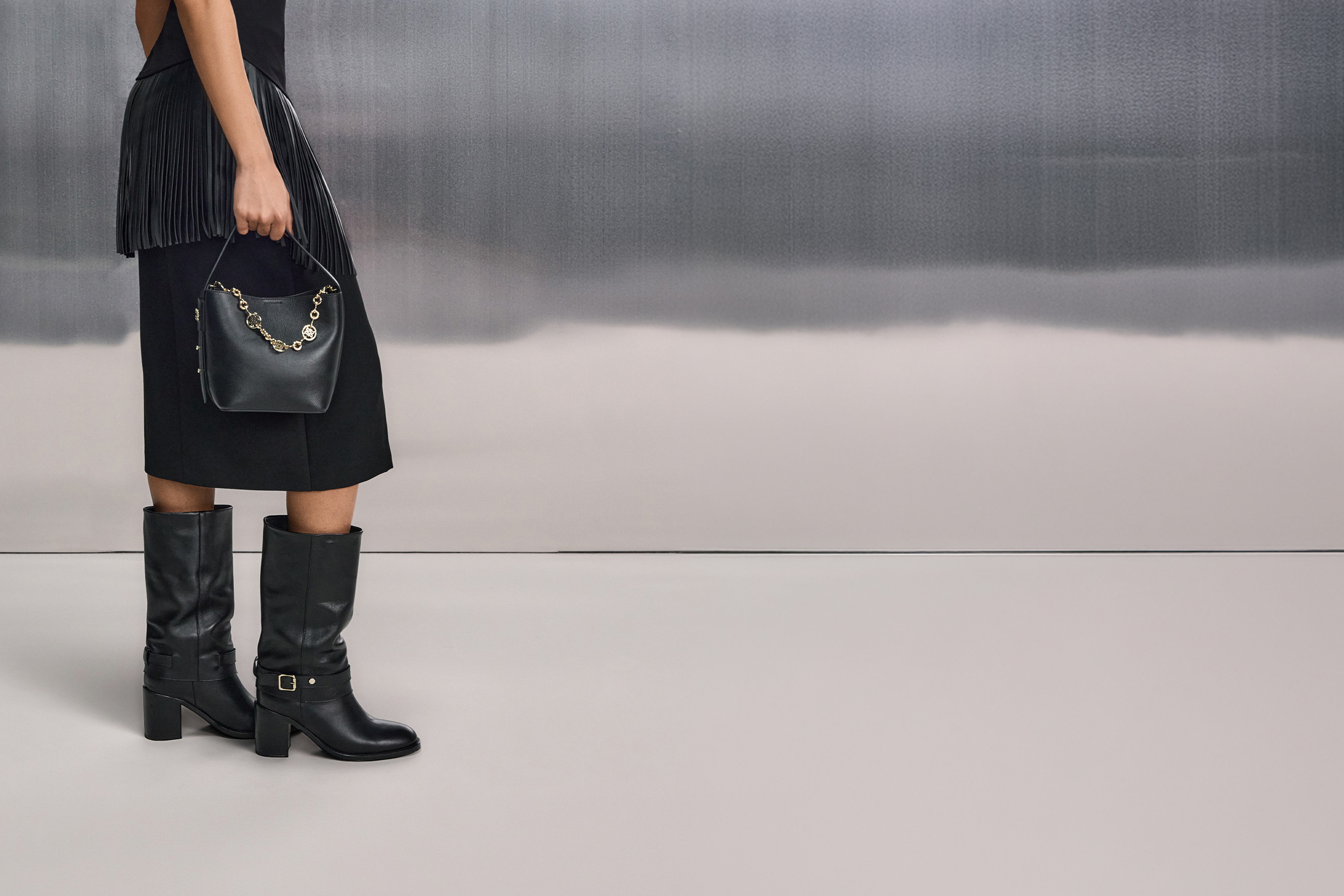 schwarze kniehohe Stiefel, Ledertasche, Clutch, Fransen-Detail, Kleid mit Tasche