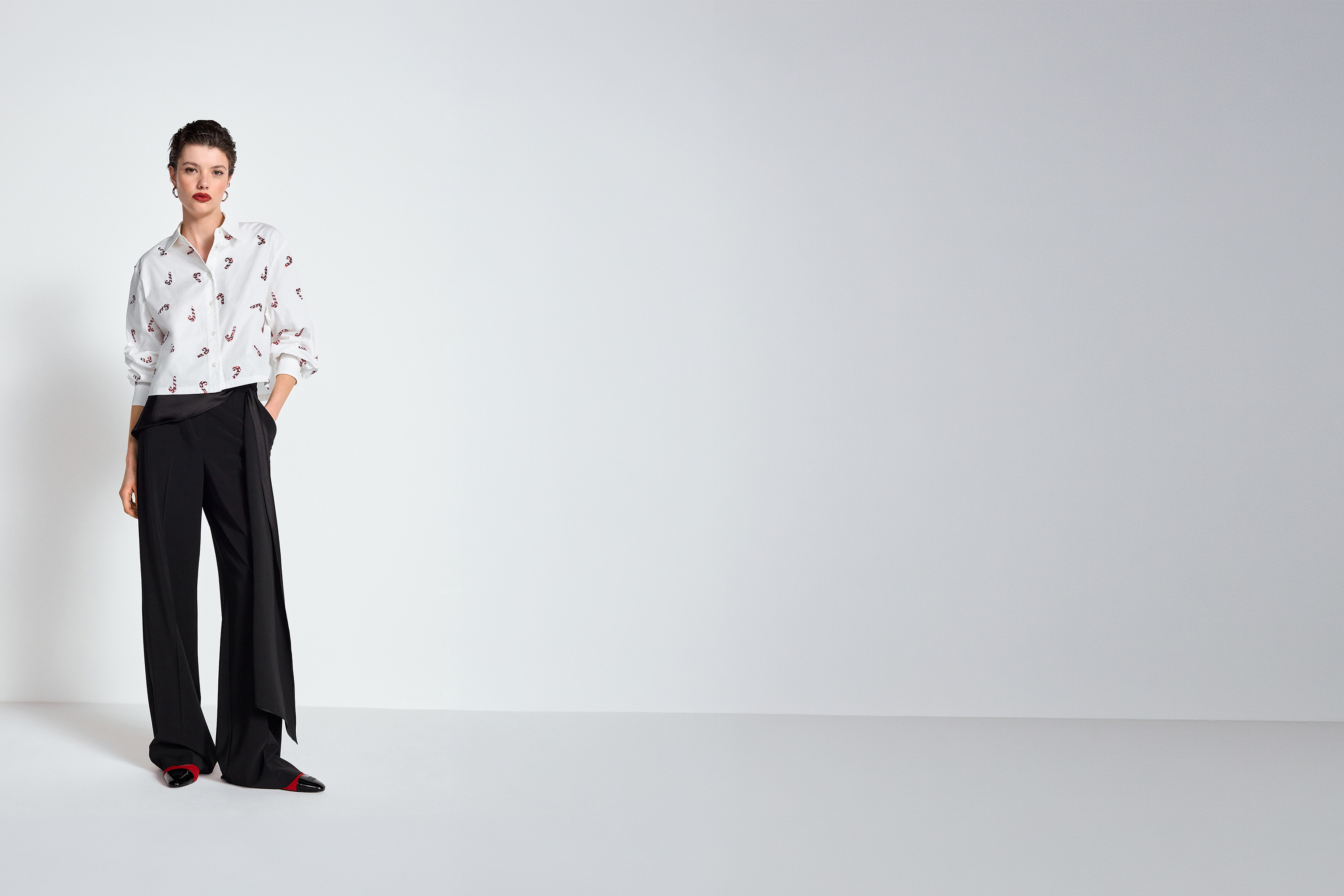 Damenbluse, weiß, Musterprint, weite Ärmel, schwarze Stoffhose