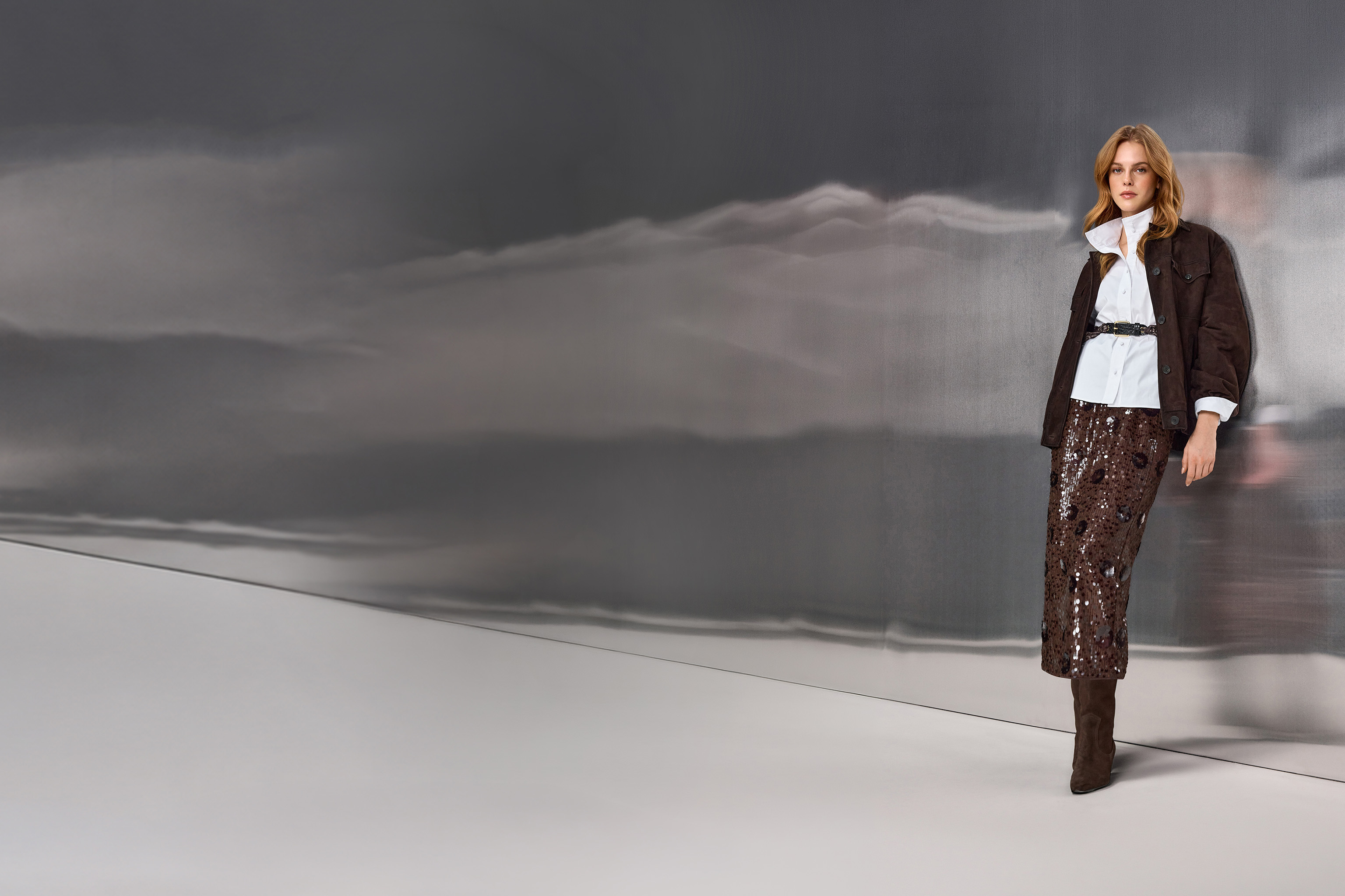 Hemd, Kleid aus Pailletten, Gürteltafel?, Lederjacke, Stiefel
