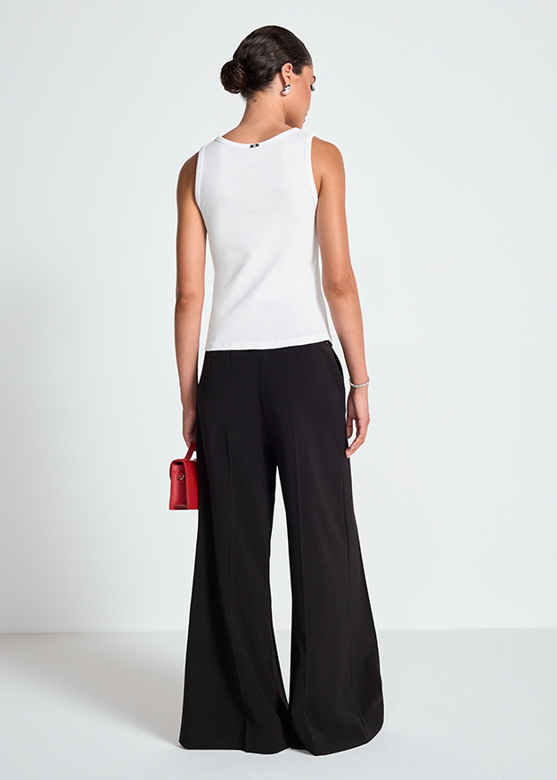 Top ohne Ärmel, weißes Top, Tanktop, weite schwarze Hose, roter Handbeutel