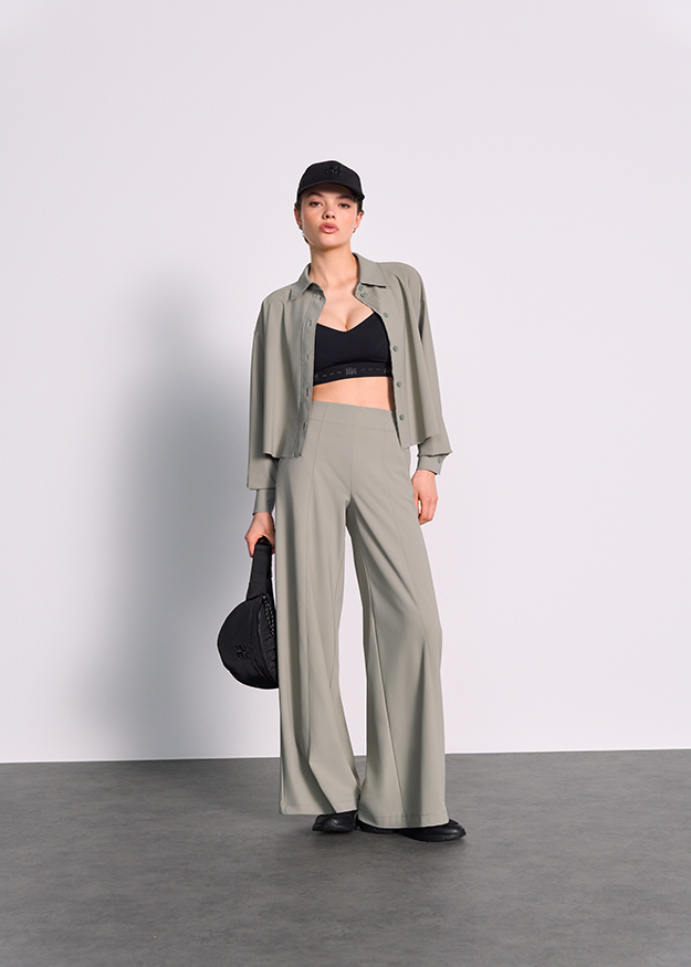 hosen, jacke, mütze, schwarz bh, zweiteiliger set