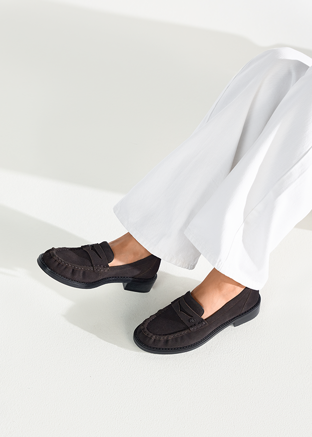 Schuhwerk, Sandale, Schuh, Sneaker, Person